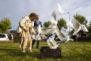 Briege Voyle, figlia di Joan Connolly, rilascia le colombe bianche | © Liam McBurney/PA