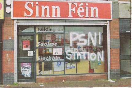 Sinn Fein = PSNI station | Sinn Fein = Stazione di polizia